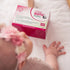 Ein Baby krabbelt zu einer Packung OMNi-BiOTiC PANDA